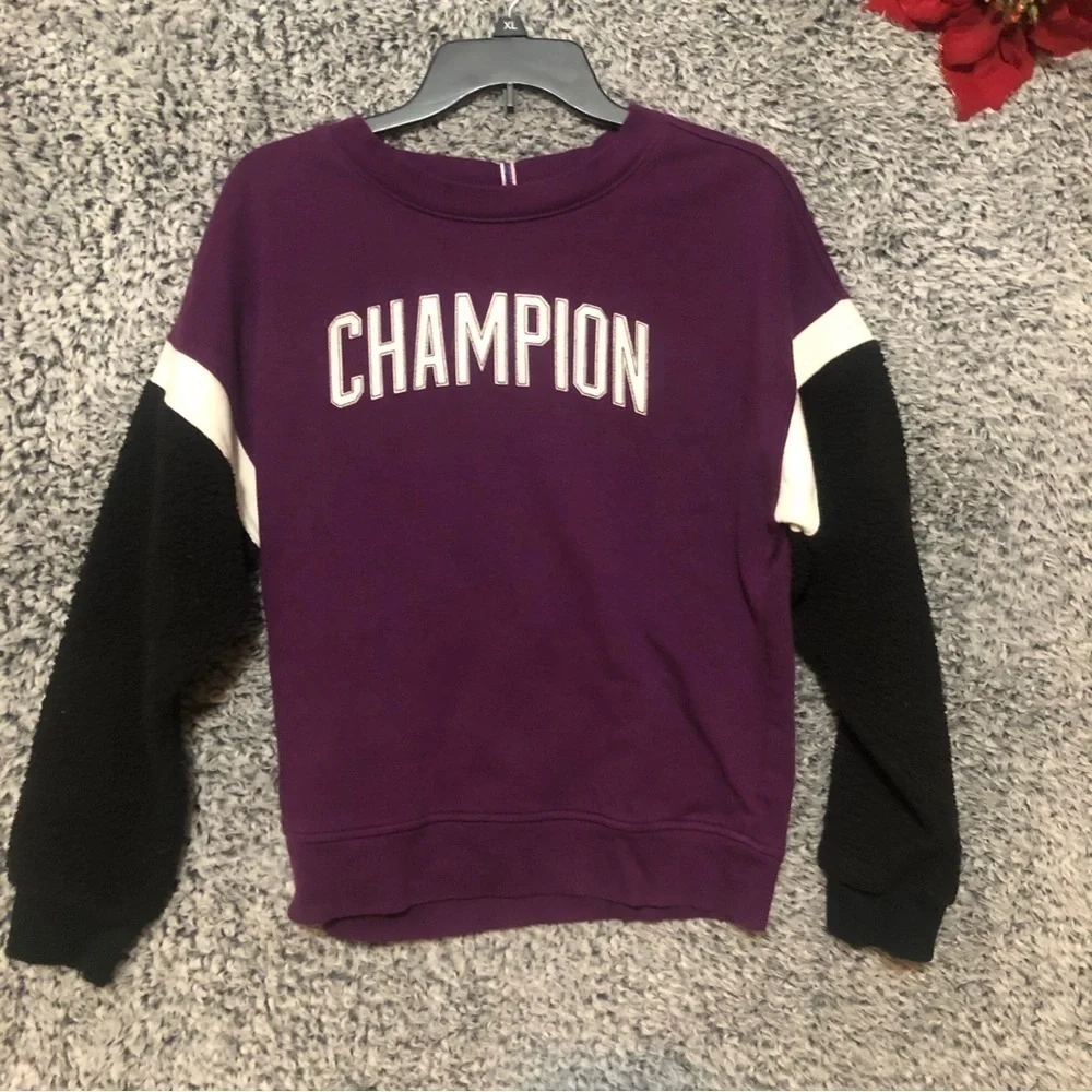 Girl Champion Fleece Sweatshirt Long Sleeve  in Excellent Used Condition…